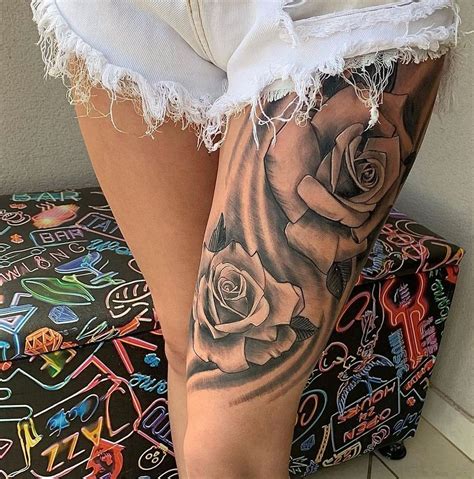 tattoo flor na coxa feminina|Tatuagem flores coxa